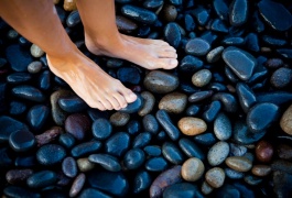 voeten op stenen